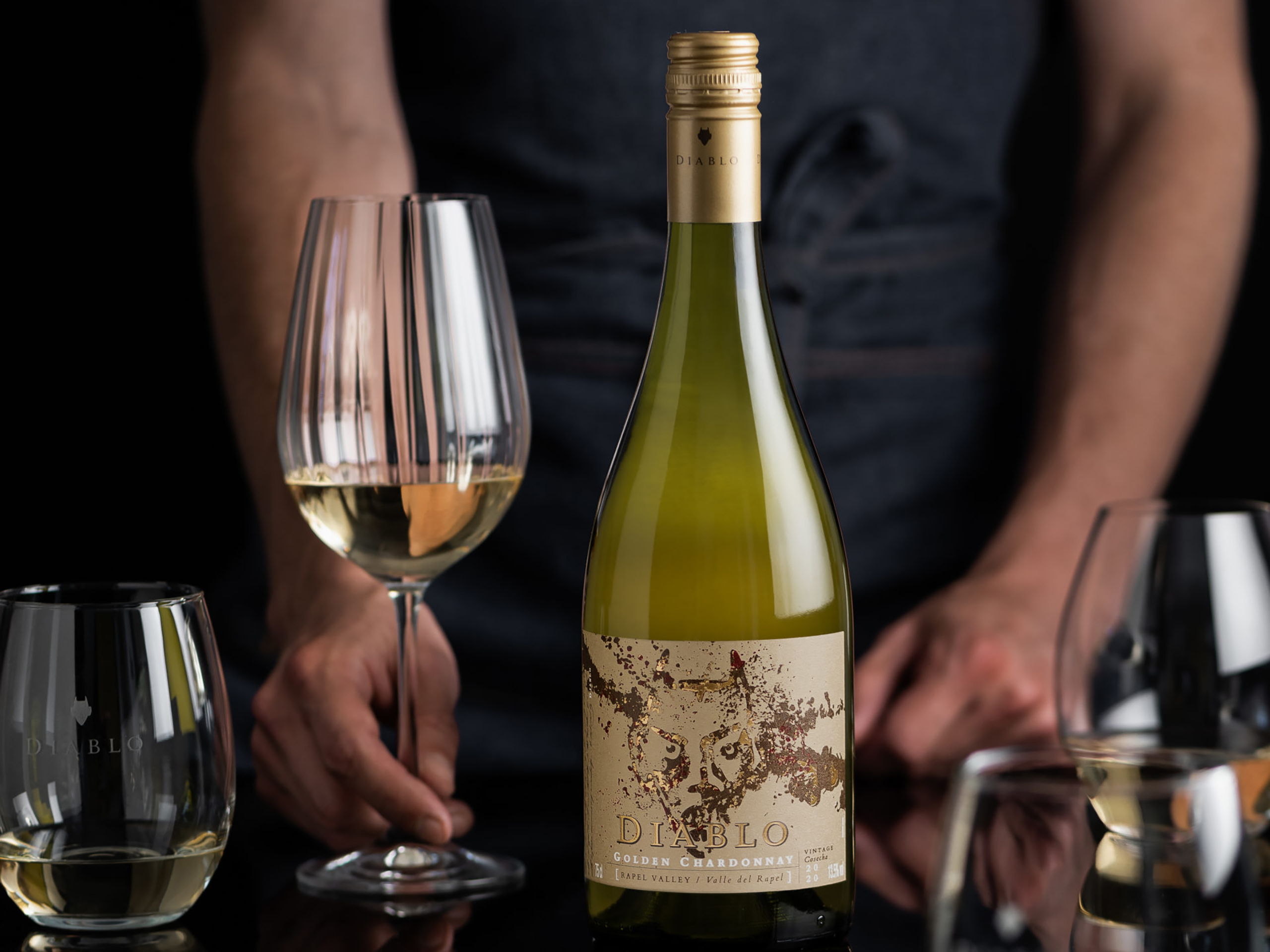 Diablo-viinien etikettiä koristaa kultainen pirun pää. Kuvassa valkoviini Diablo Golden Chardonnay.